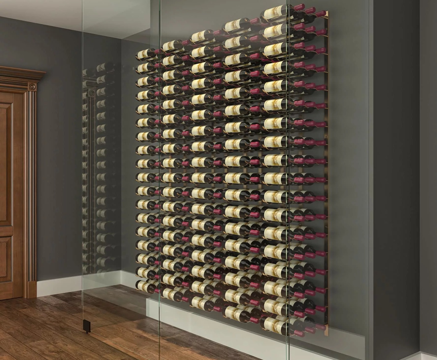 Muro de vino acristalado de gran capacidad con soportes de pared y botellas colocadas horizontalmente con las etiquetas visibles.